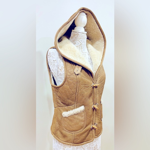 UGG AUSTRALIA HOODED SHEARLING VEST SIZE LARGE ❄️🤎💝 - Picture 2 of 11